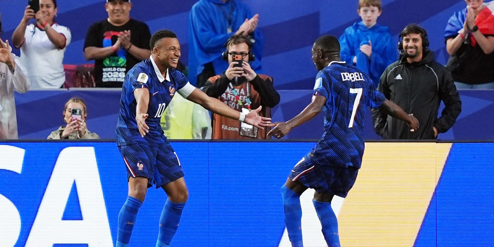 Depois de chuva e pausa, França de Mbappé não dá chances ao Iraque