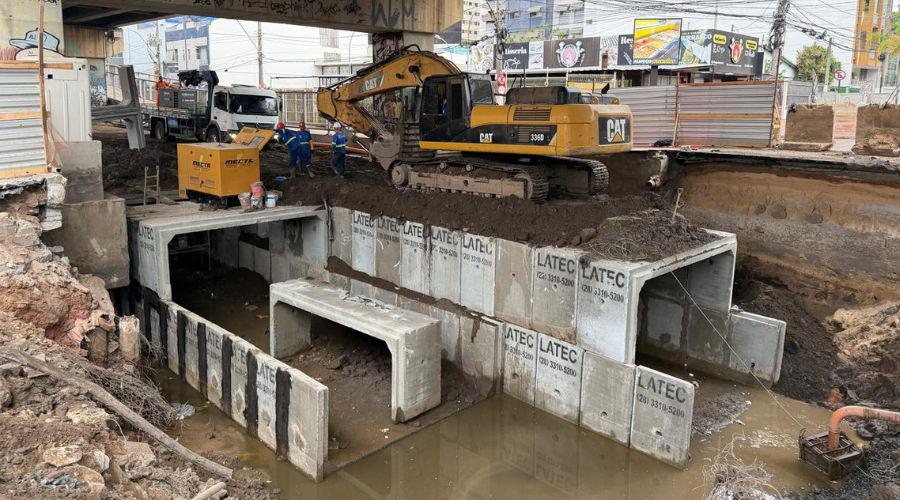 Obra em trecho interditado da Av. Champagnat avança com instalação de galerias