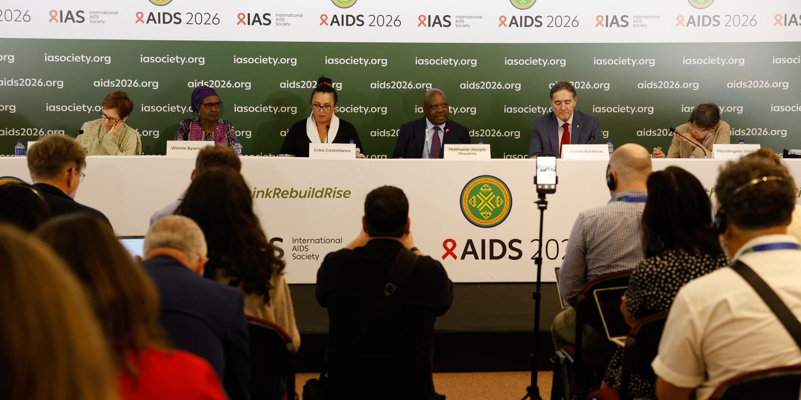 Infecções e mortes por HIV caem, mas falta de recursos ameaça avanços