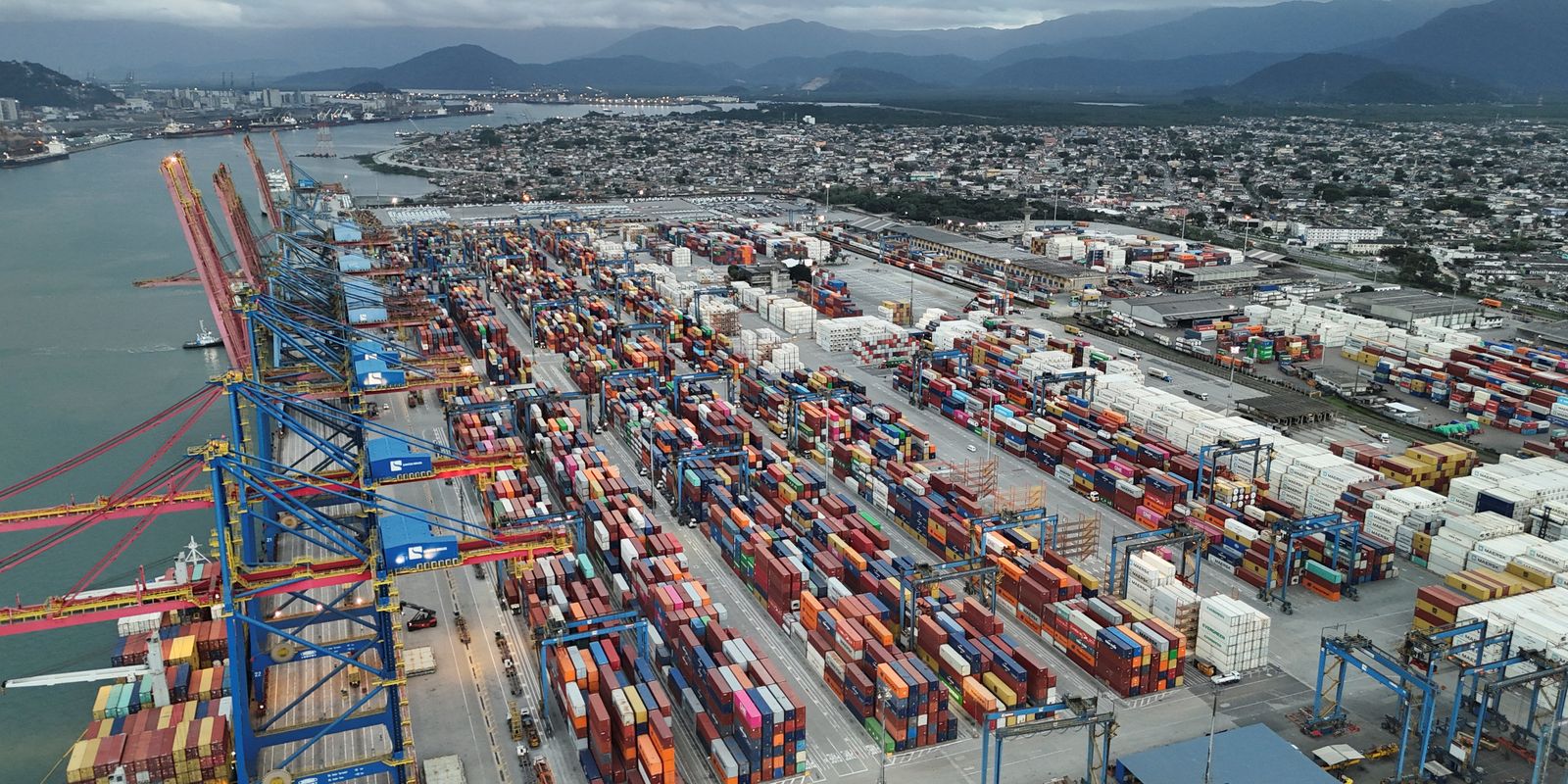 Exportações batem recorde e déficit das contas externas cai em junho